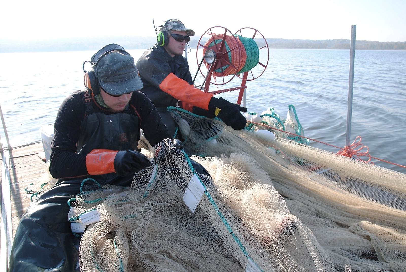 Hugo Olsson och Markus Jaeschke drar upp fångsten på  flotten. Foto: Stefan Olofson