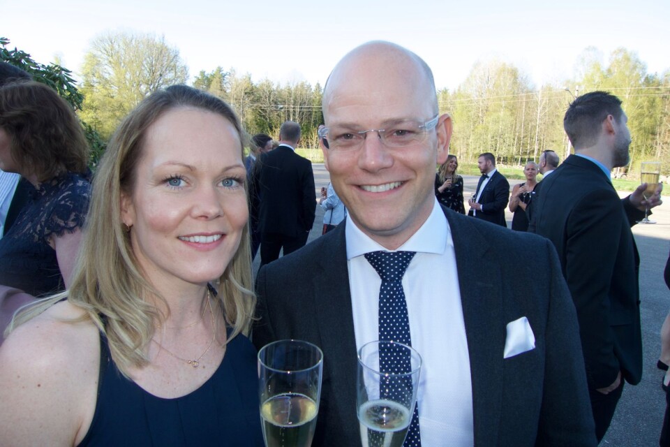 LC-ordföranden Johanna Ulvagården och RT-ordföranden Anders Rosholm med välkomstskål.