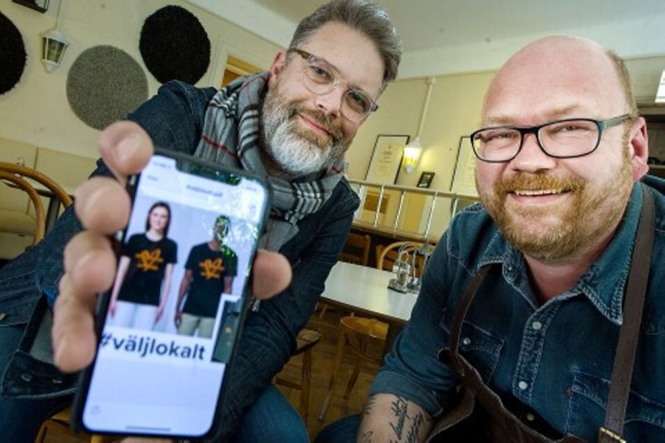 ”Välj lokalt”. Peter Gustafsson, Profil Europa, och Henrik Olsson, Axelssons Conditori, visar upp en bild på tröjorna som uppmanar till att handla hos lokala företag, affärer, restauranger med mera.