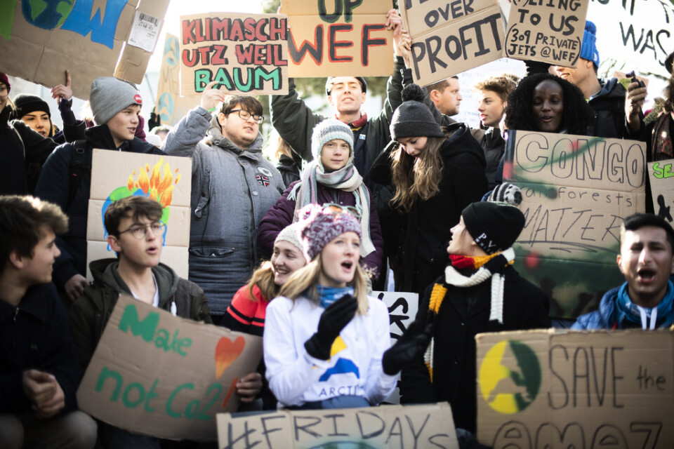Greta Thunberg och klimatrörelsen Fridays for future nomineras till Nobels fredspris för 2020 av två av Vänsterpartiets riksdagsledamöter. Här syns Thunberg och en del av rörelsen i en manifestation i Davos förra veckan.