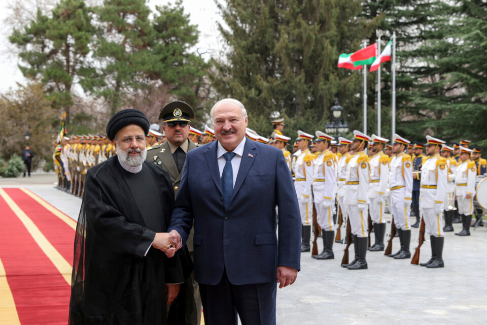 Irans president Ebrahim Raisi skakar hand med Belarus ledare Aleksandr Lukasjenko. Bilden har distribuerats av presidentkansliet i Teheran.