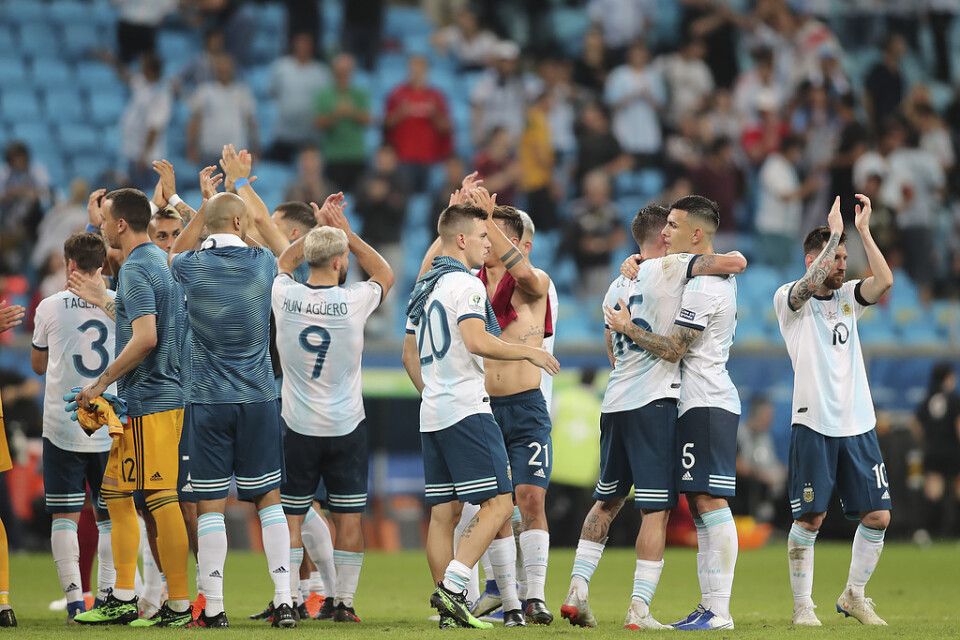 Ett lättat Argentina firar segern mot Qatar.