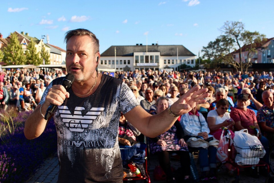 Kjelle Danielsson tog sig ner på torget för att sjunga bland den stora publiken.