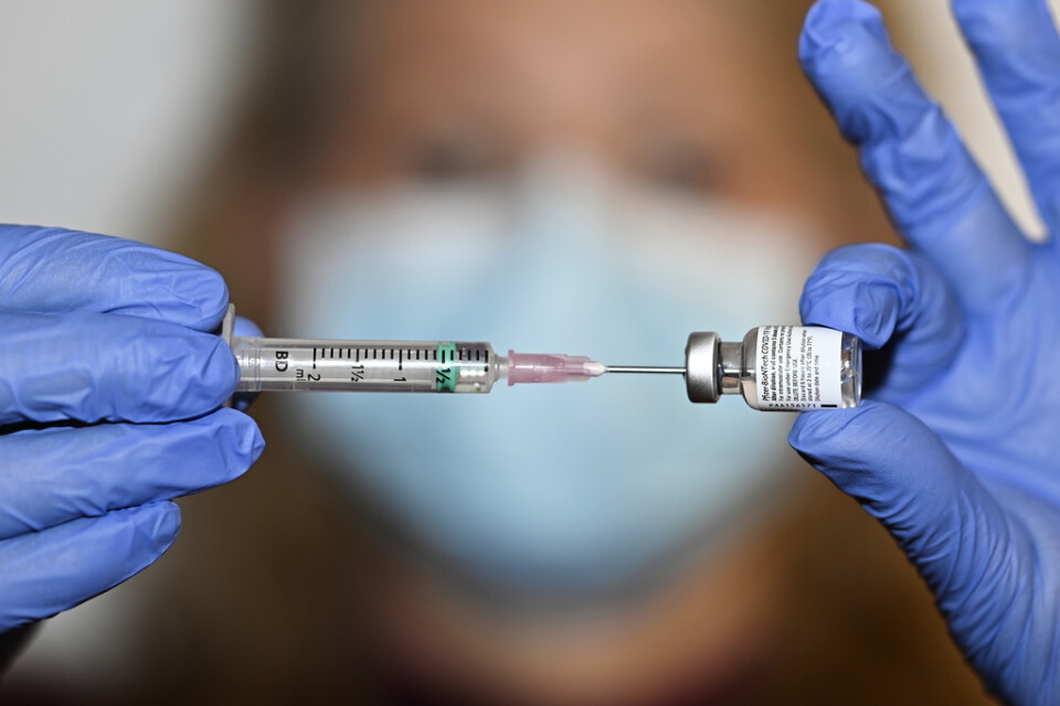 Folkhälsomyndigheten meddelar att vaccinering för viss vårdpersonal kan tidigareläggas. Arkivbild.