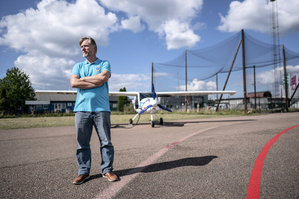 Måns Theorin, som är ordförande i Aeroklubben i Göteborg, är stolt över det tvåsitsiga elflygplanet på Säve flygplats. Det är det andra i sitt slag i världen.