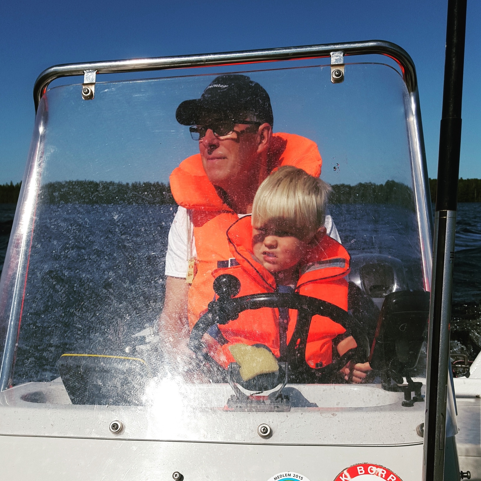 Femårige Isac Gustavsson är på fisketur med farfar Jörgen Gustavsson på Stora Hensjön i Hensmåla, Tingsryd. Isak får köra båten och det är bland det roligaste han vet, då känner han sig som en riktig sjörövarkapten! Bilden är tagen av mamma Rebecca Gustavsson.