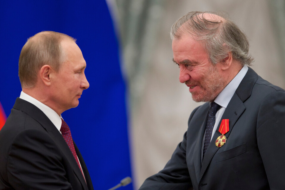 Dirigenten Valerij Gergijev har nära band till den ryska regimen, enligt Kungliga Musikaliska Akademien. På bilden från 2016 tar Gergijev (till höger) emot en medalj från president Vladimir Putin.