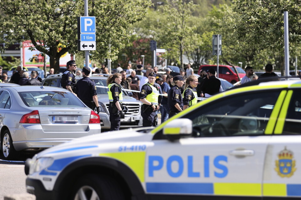 Polis vid platsen där en 44-årig man sköts till döds i Hjällbo, en söndag i maj förra året.