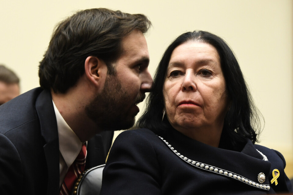 Den före detta FBI-agenten Robert Levinsons son Doug Levinson och hustru Christine Levinson under ett framträdande i amerikanska kongressen i mars i fjol.