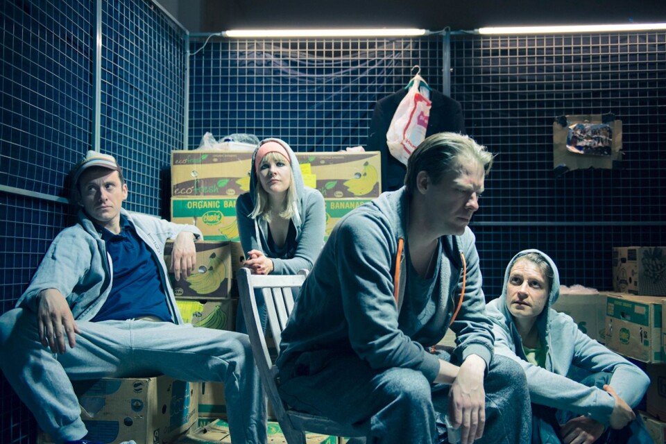 Dramat mellan de fyra skådespelarna utspelar sig hela tiden i en bur som föreställer ett källarförråd, och publiken följer det på nära håll då sittplatserna finns alldeles utanför stängslet.
