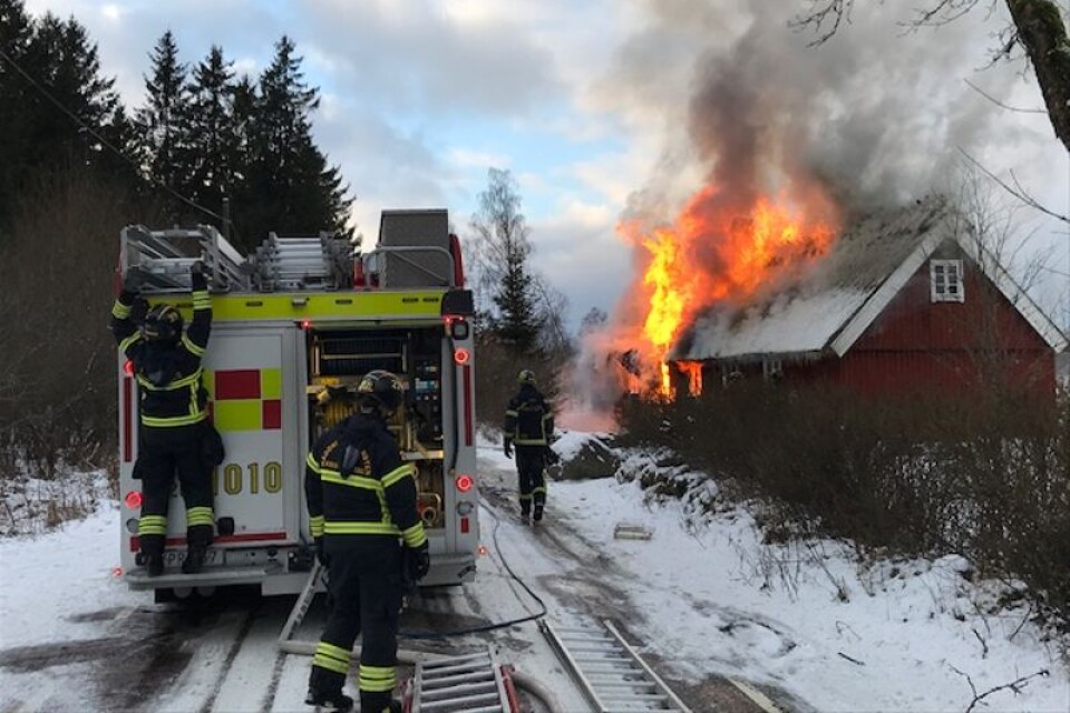 Taket brann redan kraftigt när räddningstjänsten kom fram. Huset gick inte att rädda.
