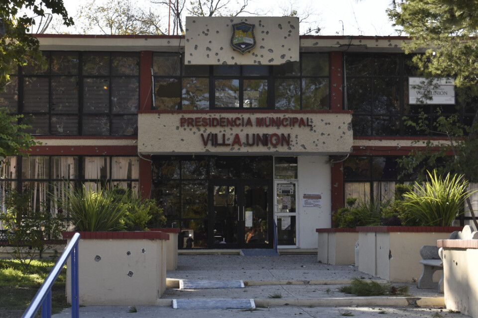 Borgmästarkansliet i Villa Unión, med sönderskjuten fasad efter helgens eldstrider.