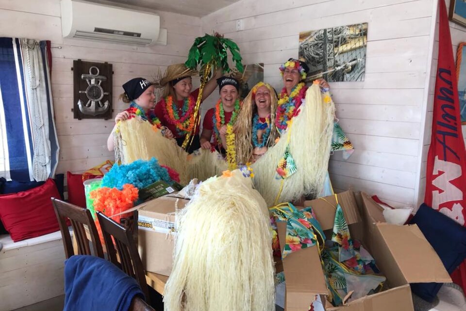 Hela personalen klär ut sig i Hawaiikläder vid Hawaiifesten.