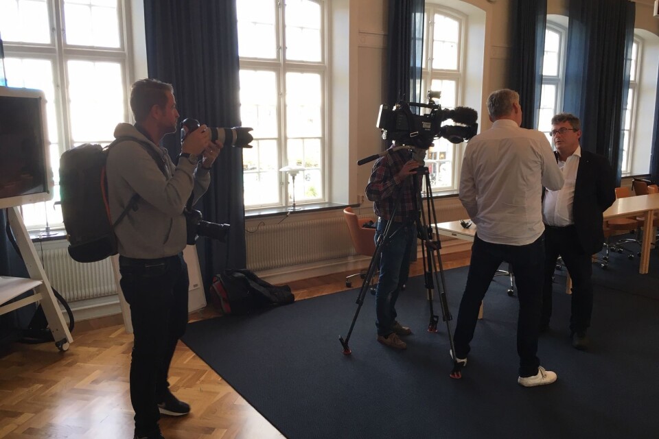 Mikael Rubin (M) intervjuas av SVT Skåne vid dagens presskonferens i rådhuset.