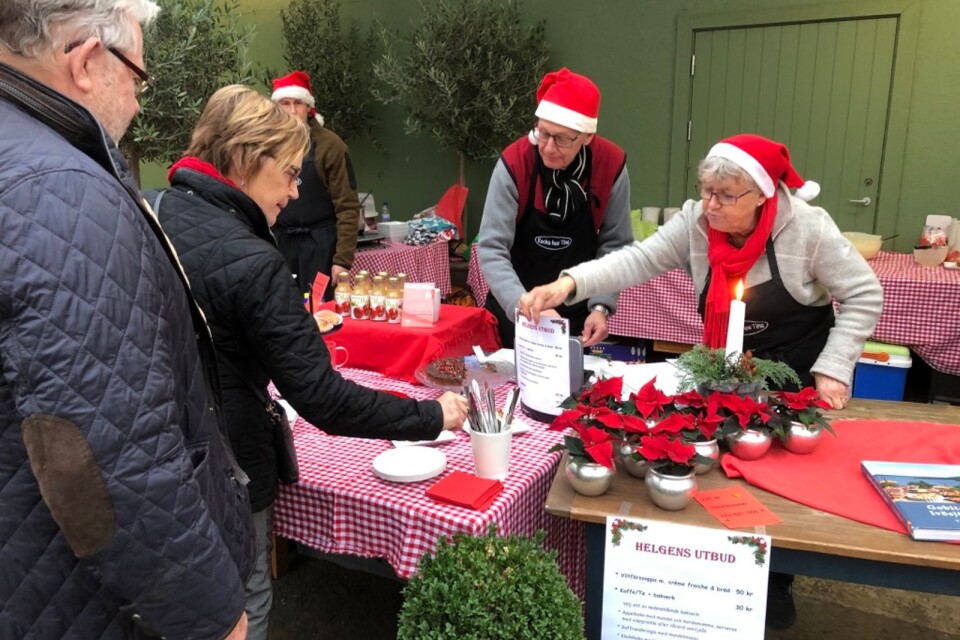 Mat-Tina från Gualöv, Tina Nilsson, och hennes man Bosse i tomteluvor serverar sina kunder på Trolle-Ljungby julmarknad.