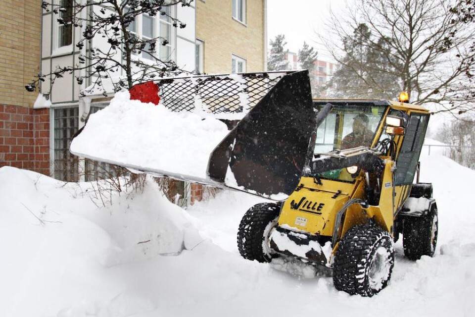 Byggebo har maskiner igång som plogar så länge det snöar. Sen skottas det med skyffel. Här är det Kristoffer Trybjer som får undan snö mellan de gula husen på Stångehamnsvägen.
