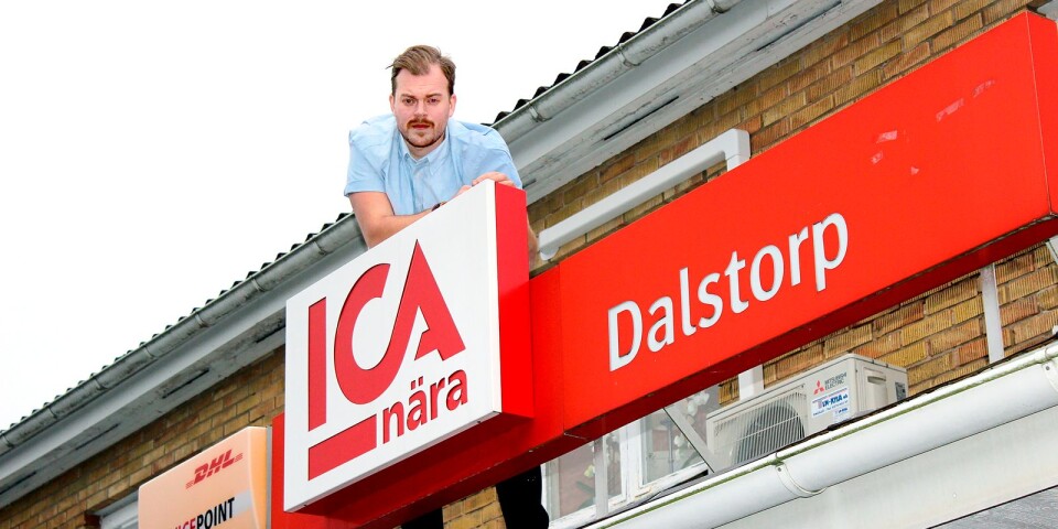 Årets första dag tar han officiellt över butiken, och inleder med en inventering. Dagen därpå slår Marcus Alexandersson upp portarna som den nya Ica-handlaren i Dalstorp.