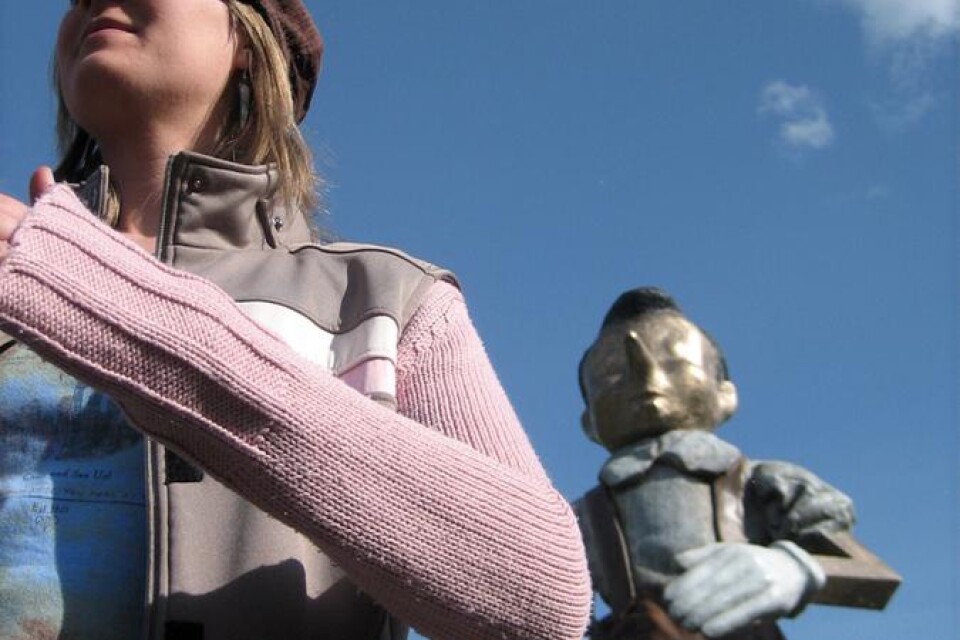 Josefin Eliasson går med Pinocchio. Klicka på bilden för större format.
