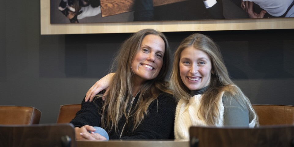 Träffades på en jetski för åtta år sedan – nu är de allrakäraste systrar