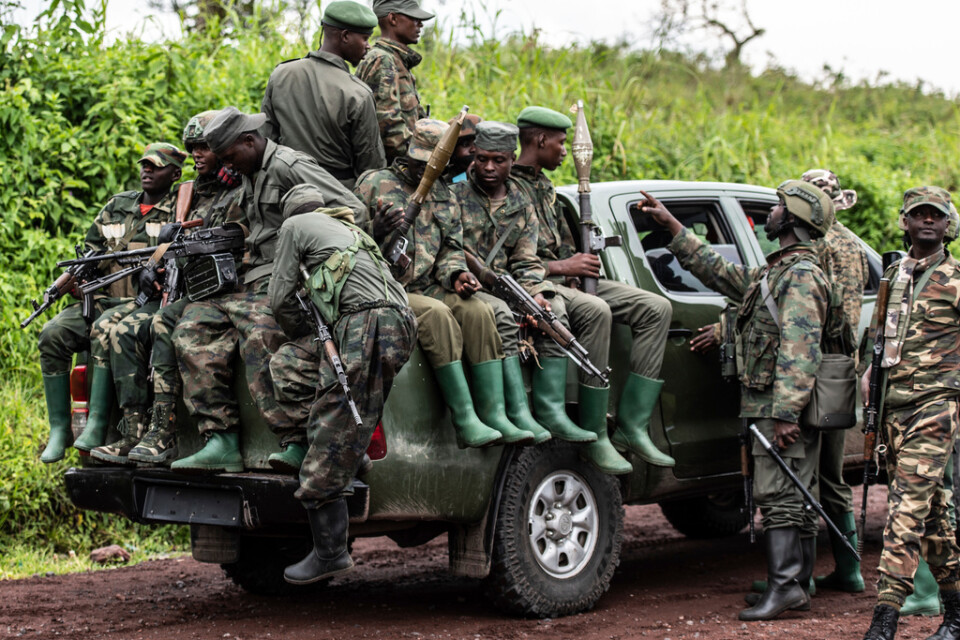 Medlemmar av rebellrörelsen M23 vid reträtten från en by i östra Kongo-Kinshasa i december 2022. Arkivbild.