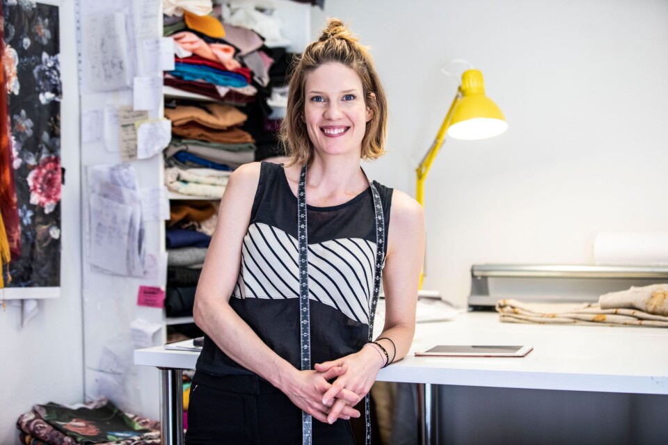 Designern och skräddaren Lotta Niemi är glad över att kunna utöka sin verksamhet. Hon ska i höst flytta till betydligt större lokaler vid Stortorget för att kunna visa mer kläder i butiken och plocka dit extra skräddare vid behov.