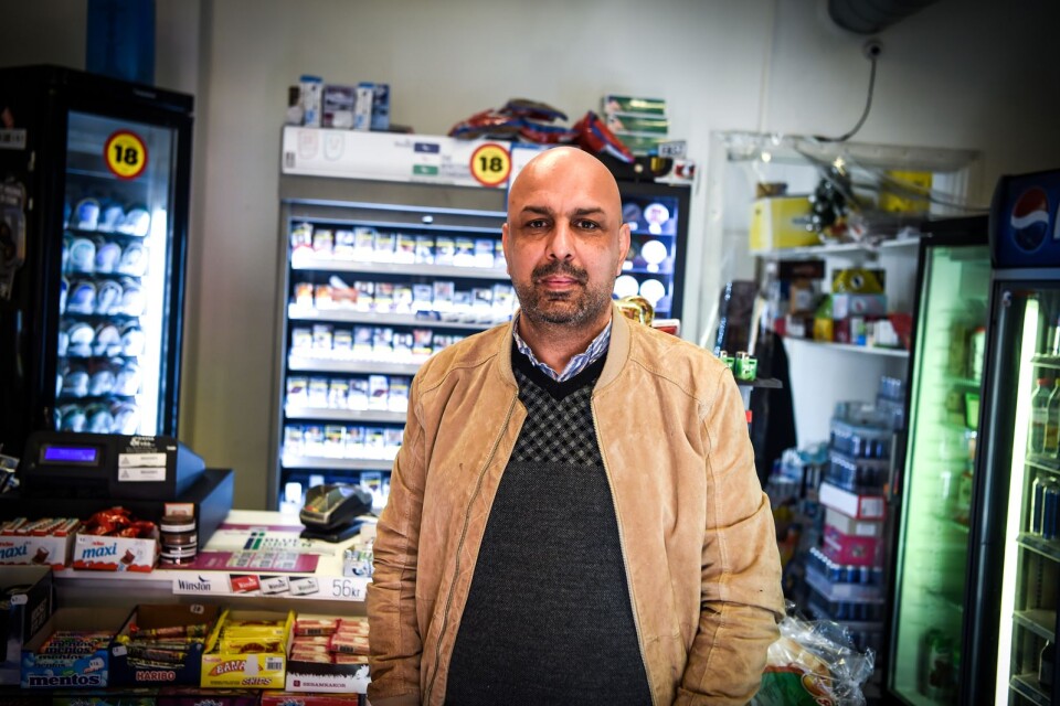 Naseer Al-Luaibi har utsatts för tre rån på ett år. Nu funderar han på att sälja butiken och flytta från stan.