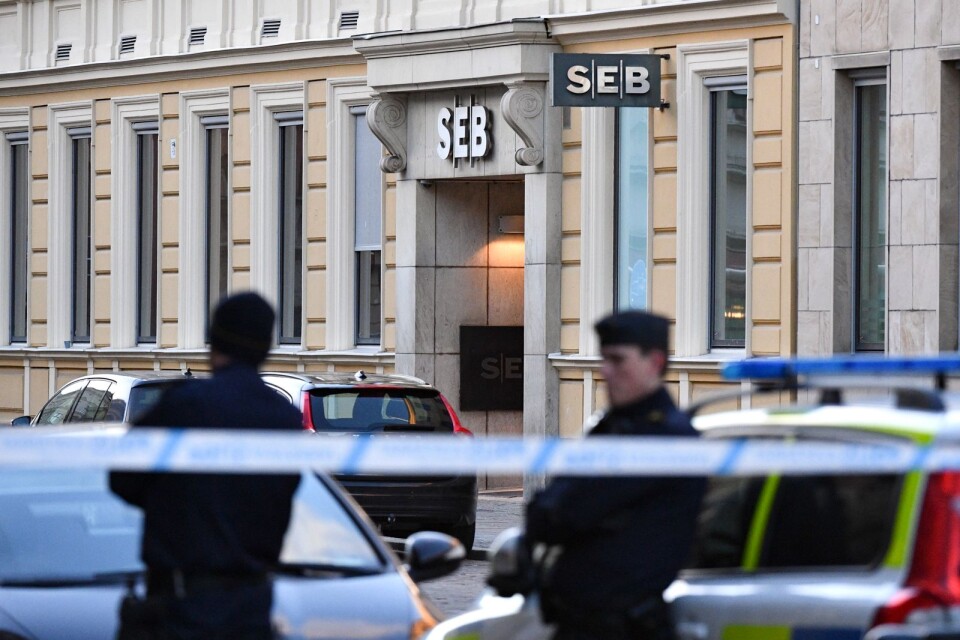 Polis och avspärrningar utanför SEB på Östergatan i Malmö på måndagen efter ett hot. Polisen uppger för Sydsvenskan.se att banken skall vara utrymd efter att ett hot ringts in.