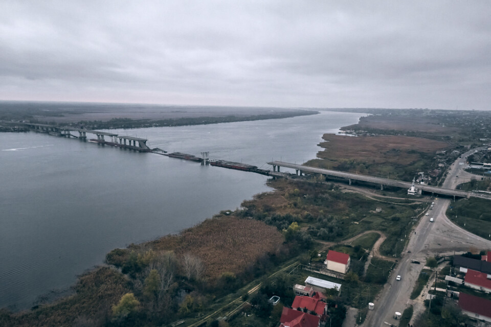 Den förstörda Antonovskyj-bron över floden Dnepr som splittrar familjer i staden Cherson från anhöriga på andra sidan. Arkivbild.