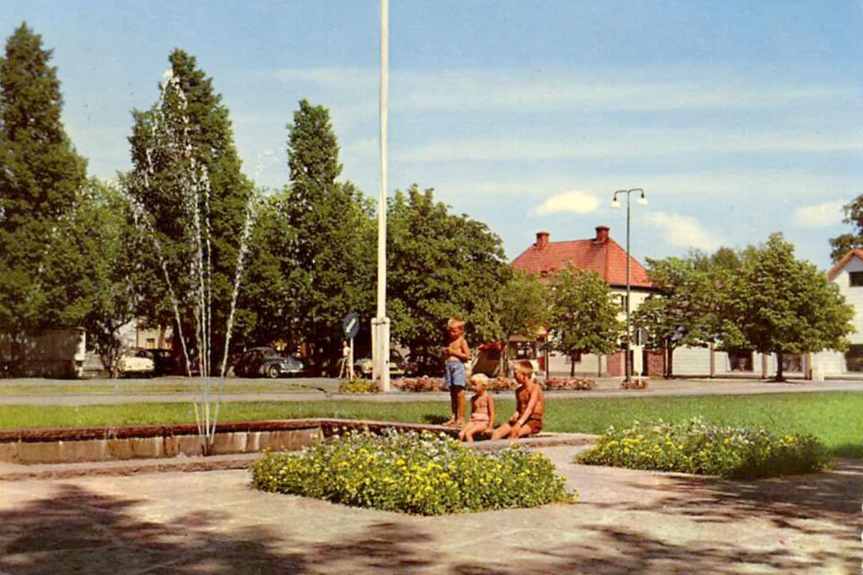 Springbrunnen på torget var både till lyst och glädje. Omkring 1960 då torgets södra del hade blivit gräsmatta.