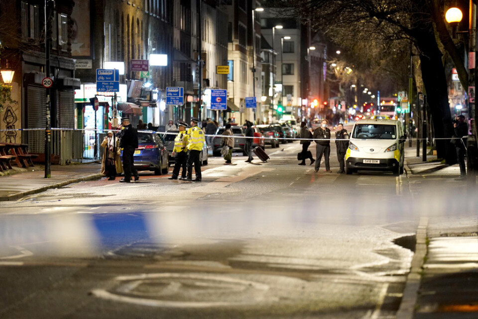 Brittisk polis vid avspärrningar med anledning av skottlossningen i norra London i lördags.