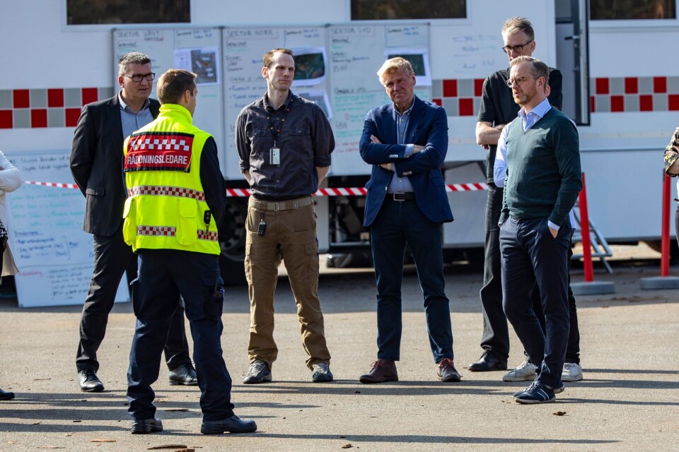 Inrikesminister Mikael Damberg (S), längst till höger, fick en lägesrapport från räddningsledningen.