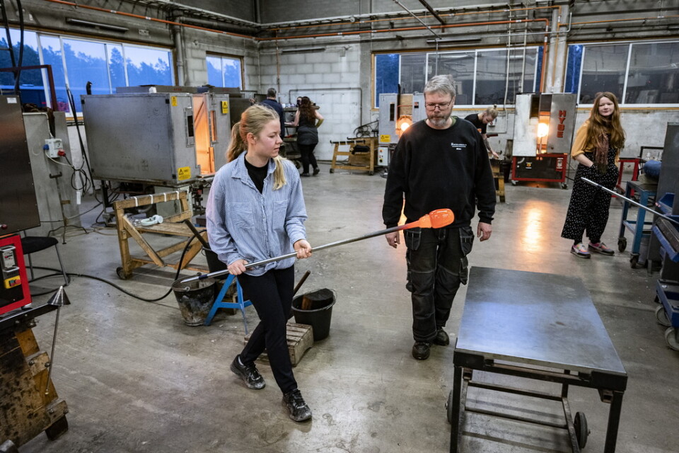 Eleven Line Stenled instrueras av läraren Mikael Andersen i hyttan på Riksglasskolan i Nybro.