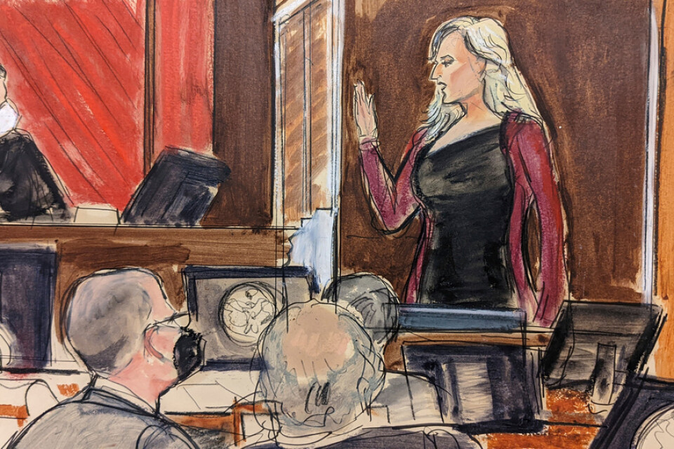Porrskådespelaren Stephanie Clifford, med artistnamnet Stormy Daniels, i en domstol i Kalifornien 2022.