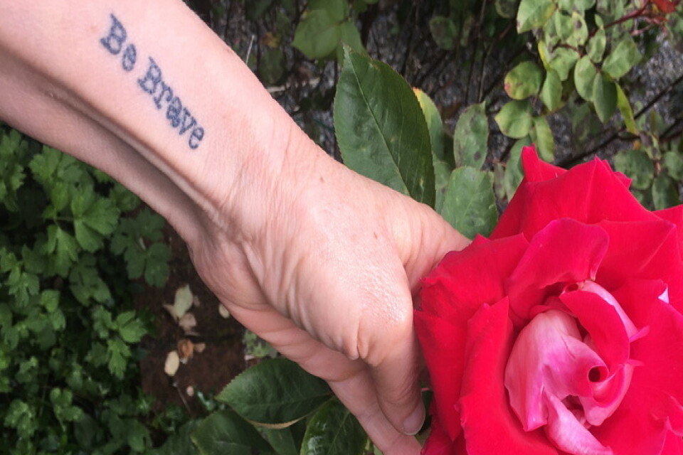 "Var modig" – Robin DiAngelo uppmanar sig själv med hjälp av en tatuering. Pressbild.