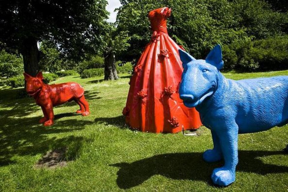 William Sweetloves två engelska terrier modell större vakar över skulpturparken och klänningen.