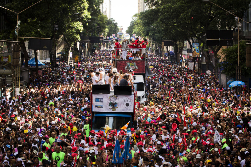 Så här såg det ut på gatuparaden 2012, där musikband som kallas blocos paraderar genom stadskärnan.