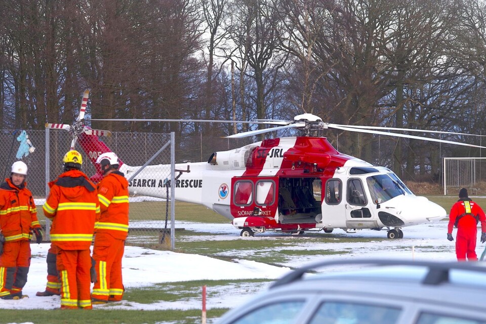 Ett stort räddningspådrag sattes igång efter larmet om flyghaveriet i den blekingska skärgården. Här ses räddningshelikoptern vid Havsvallen på Sturkö.