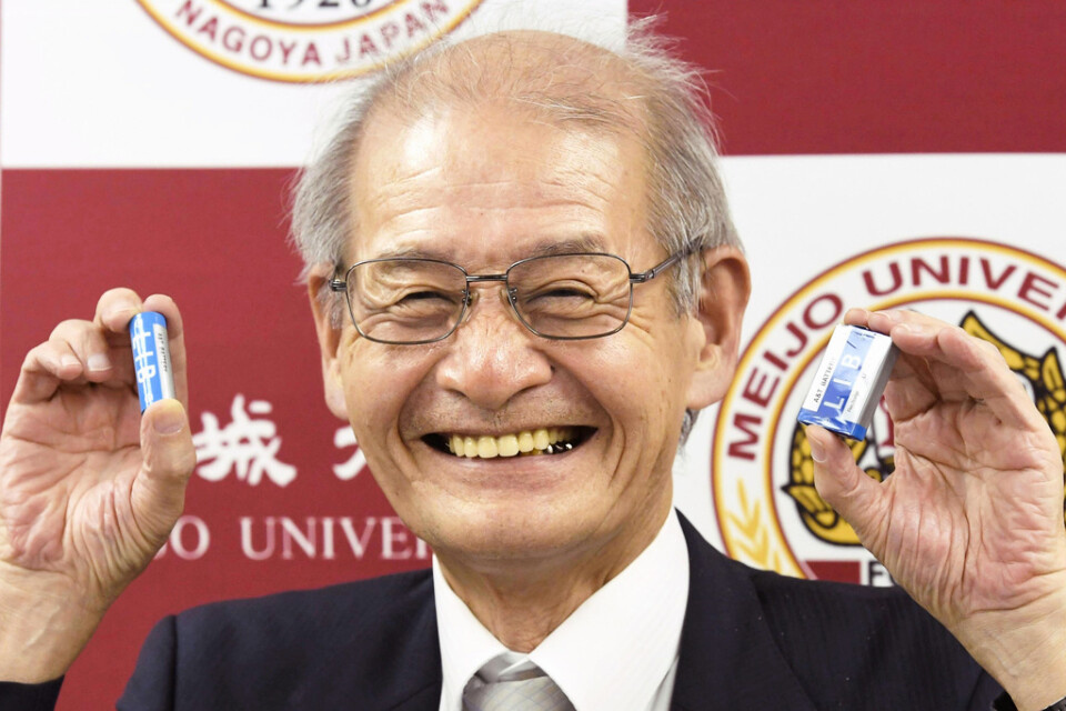 Batteriforskaren Akira Yoshino visar upp två litiumbatterier. Tillsammans med John Goodenough och Stanley Whittingham tilldelades han årets Nobelpris i kemi.