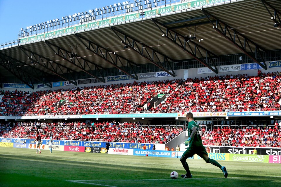 En stor publik såg Kalmar FF ta emot Malmö FF på Guldfågeln arena 2015.