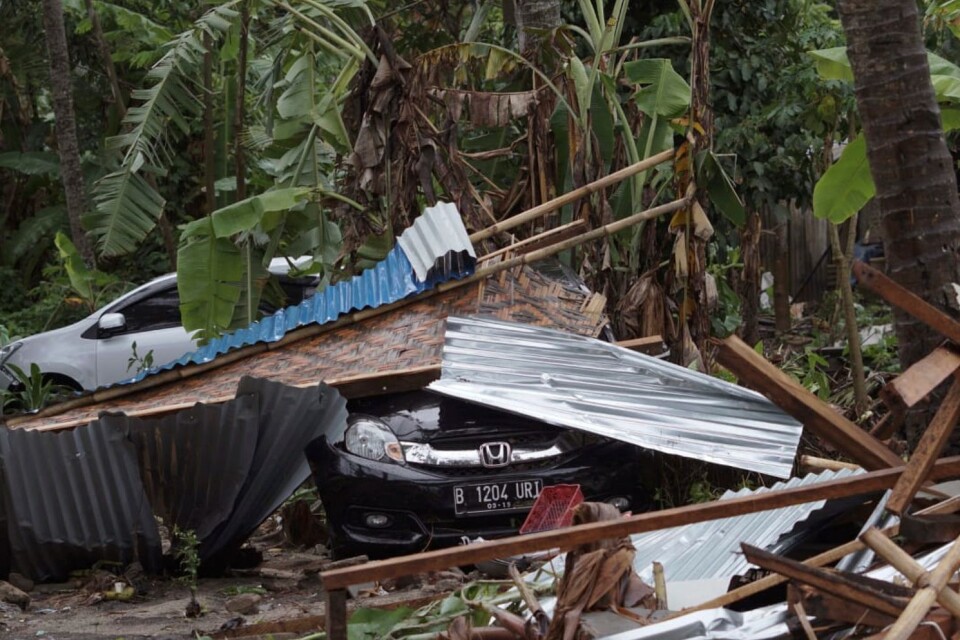 Förödelse efter att en tsunami träffade öarna Sumatra och Java i Indonesien på lördagen.