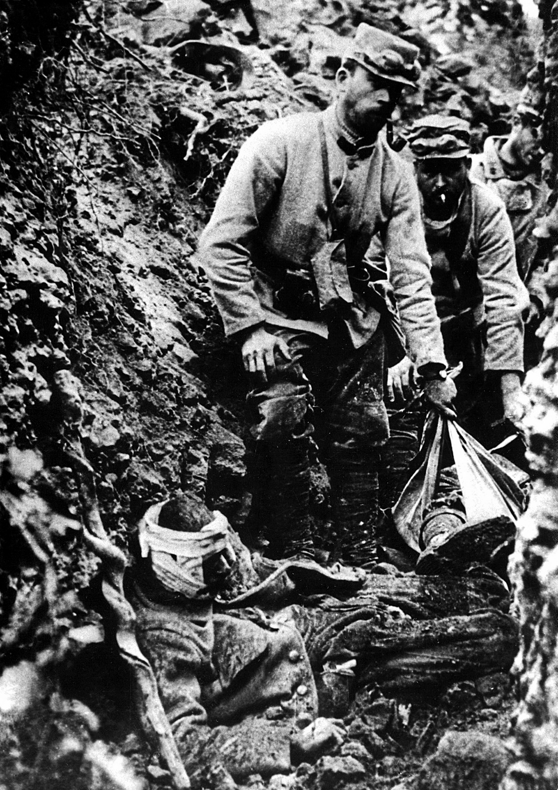 Kriget utvecklades till ett ställningskrig i skyttegravar. Miljoner dog, lemlästades eller skadades av gas som sattes in under striderna. På bilden är det franska soldater som tar hand om en sårad kamrat nere i skyttegraven.