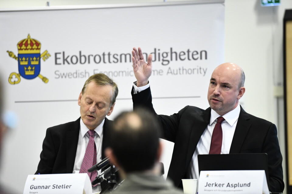 Kammaråklagare Jerker Asplund och åklagare Gunnar Stetler till vänster offentliggör åtal mot Falcon Funds på Ekobrottsmyndigheten i Stockholm.