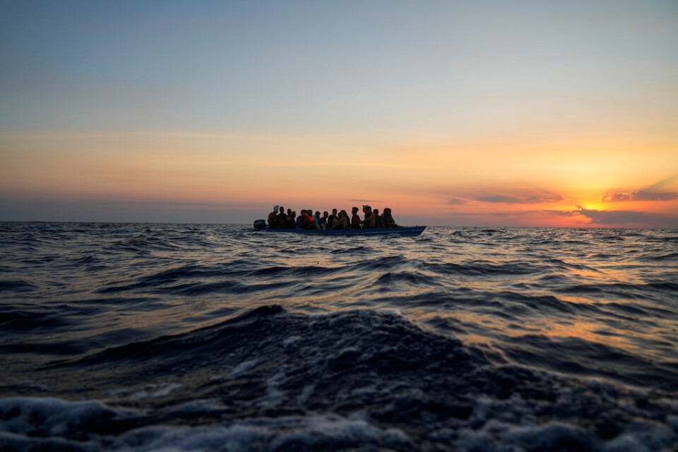 Migranter som lämnat Tunisien i en träbåt med Italien som mål förra sommaren. Arkivbild.
