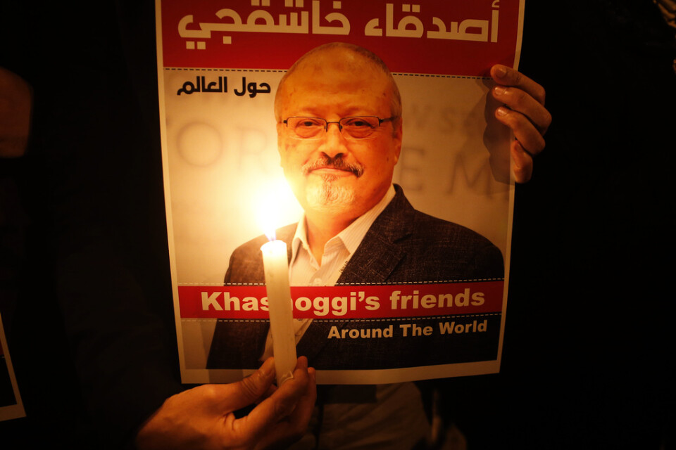 En bild på den mördade saudiske journalisten Jamal Khashoggi hålls upp under en minnesstund för honom utanför det saudiska konsulatet i Istanbul i oktober i fjol. Arkivblid.