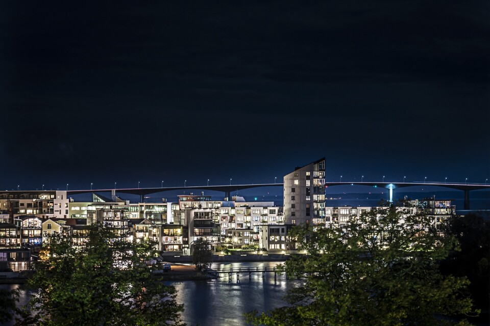 Ölandsbron och Varvsholmen i kvällsljus, fångat genom Kalmarbon Glenn Petterssons lins.