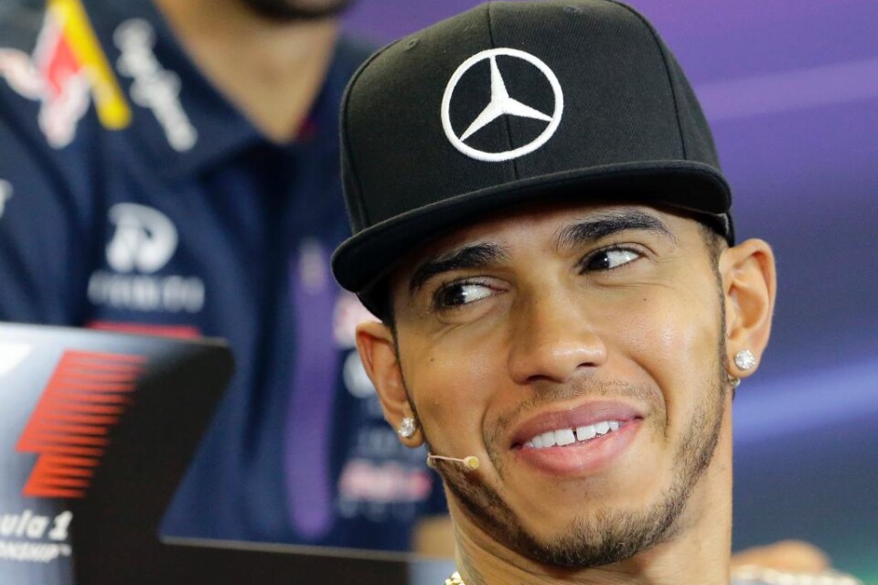 Lewis Hamilton och Mercedes har redan säkrat formel 1-titlarna. Men trots att Hamilton är sjuk tänker han inte avstå från att köra helgens lopp i Brasilien. Den 30-årige britten flyger dock en dag senare till Sao Paulo. - Läkaren rådde honom att ställa