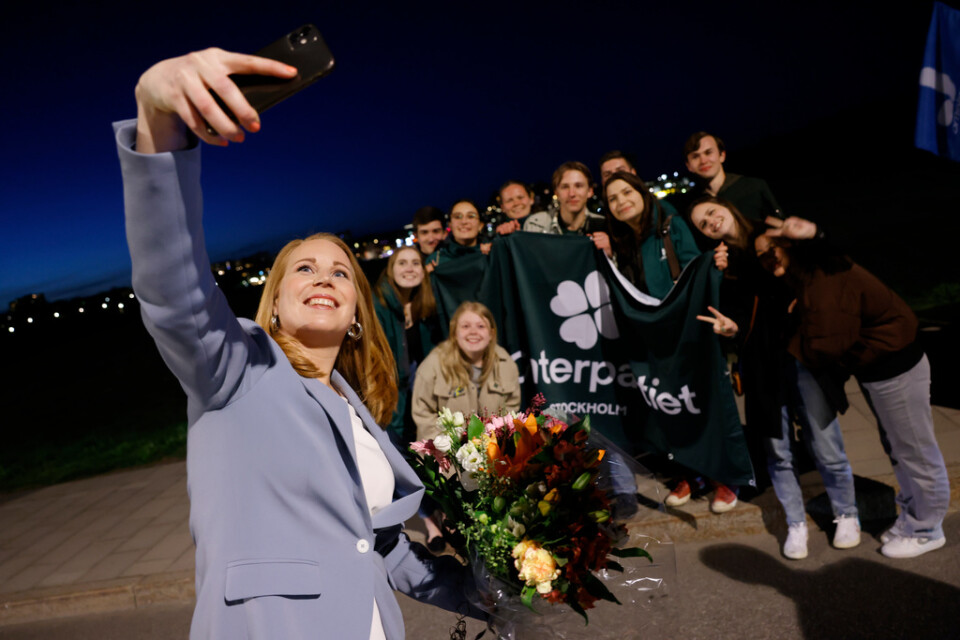 Annie Lööf (C) tar en selfie med ungdomsförbundet utanför TV-huset, efter sammandrabbningen med Åkesson.