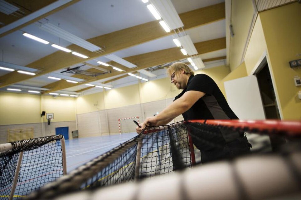 Mikael Nyrell jobbar normalt i Teleborgshallen i Växjö, men kommer i fortsättningen också att då och då ha tillsyn över materialet i Gemlas nya sporthall.