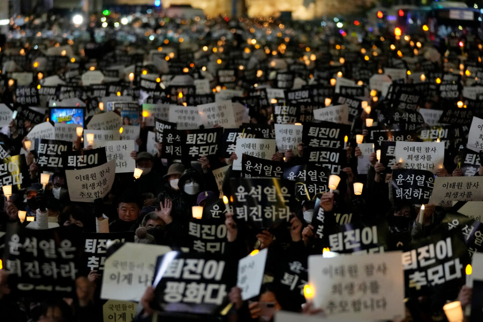 Sydkoreas opposition vill ställa inrikesministern inför riksrätt då den anser att han var högst ansvarig för brister i säkerheten vid trängselkatastrofen under halloweenfirandet i Seoul i höstas. Arkivbild från en minnesstund i november.