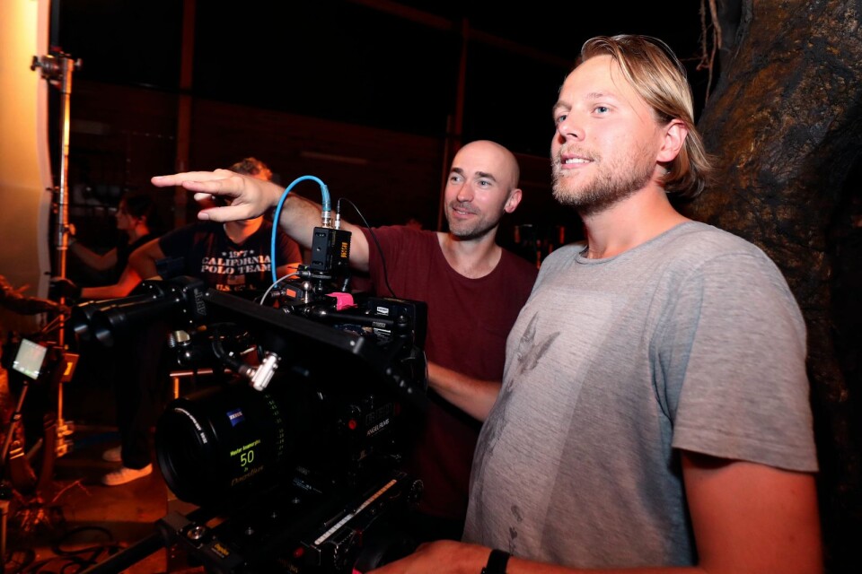 Inspelning  i Ystad Studios. Regissören Marcus Ovnell, längst bort i bild, och fotografen Nils Croné.